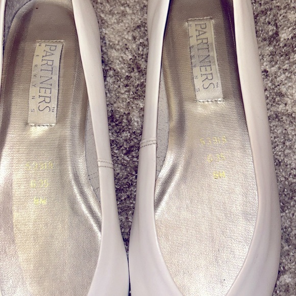 Super cute Vintage Partners in Crime size 8 flats -All White!! - Picture 3 of 4
